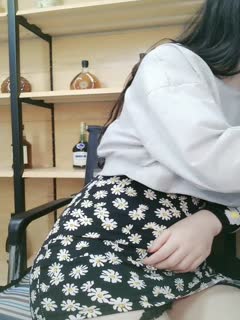 真实破解偷拍光头大爷值班室搂着大妈午休睡醒后被摸硬鸡巴和大妈床边啪啪站位后入边肏边向外往怕有同事过来